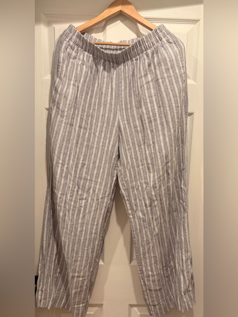 Old Navy Light Gray & White Striped Men’s Jogger Pants